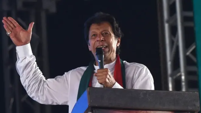 پاکستان تحریک انصاف کے سربراہ کا کہنا تھا کہ ان کی نظر میں نواز شریف وزیر اعظم کے عہدے پر رہنے کا جواز کھو چکے ہیں