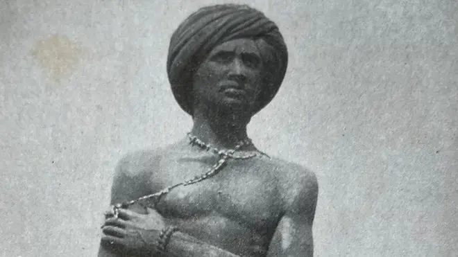 बेड़ियों में बंधे बिरसा मुंडा