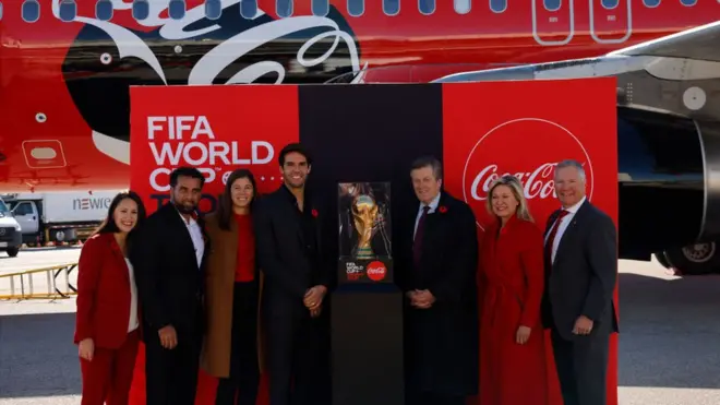 Ngày 9/1 - Các vị khách bao gồm ngôi sao bóng đá Kaká và Thị trưởng Toronto John Tory chụp ảnh với chiếc cúp FIFA World Cup tại Sân bay Quốc tế Toronto Pearson ở Toronto. Giải vô địch bóng đá thế giới 2022 đang diễn ra tại Qatar, nơi Đội tuyển Canada tham dự kỳ World Cup đầu tiên sau 36 năm
