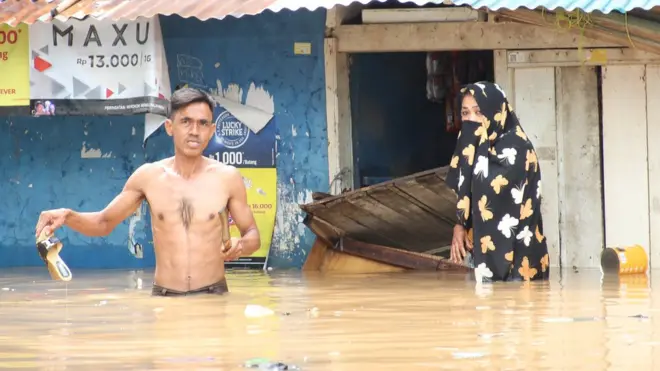 Korban banjir Kampung Pulo memilih bertahan di rumahnya daripada mengungsi