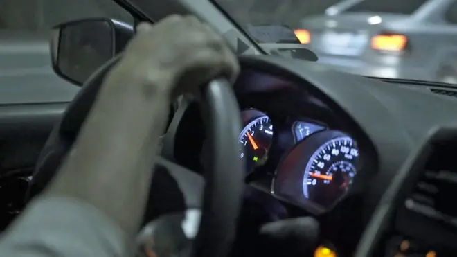 Brazo de conductor en un coche