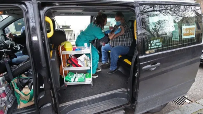 Tiêm vaccine trong xe taxi ở Anh