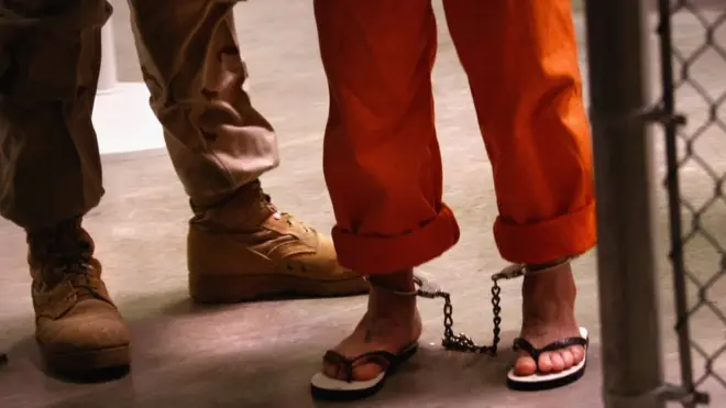 ноги заключенного