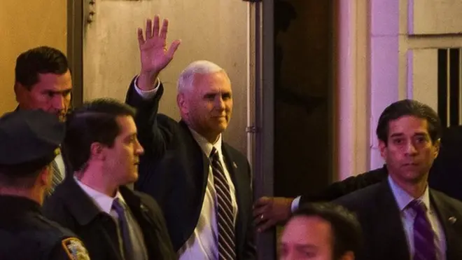Pence estuvo resguardado en todo momento por su equipo de seguridad, pero saludó al público en la calle.