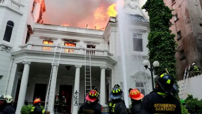 Un edificio de casi un siglo de la Universidad Pedro de Valdivia fue incendiado después de los saqueos.