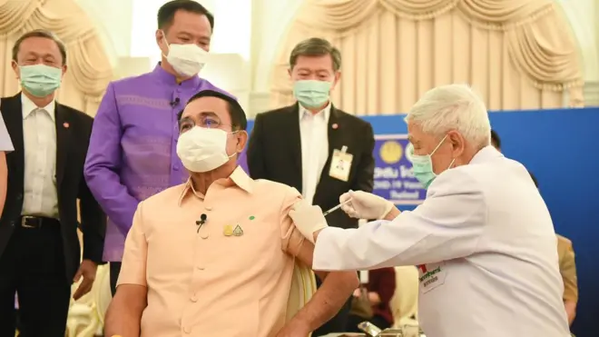 พล.อ. ประยุทธ์เอ่ยถาม ศ.นพ. ยงว่า "นี่ฉีดแล้วหรือ มือเบามากเลยนะ" หลังได้รับวัคซีน