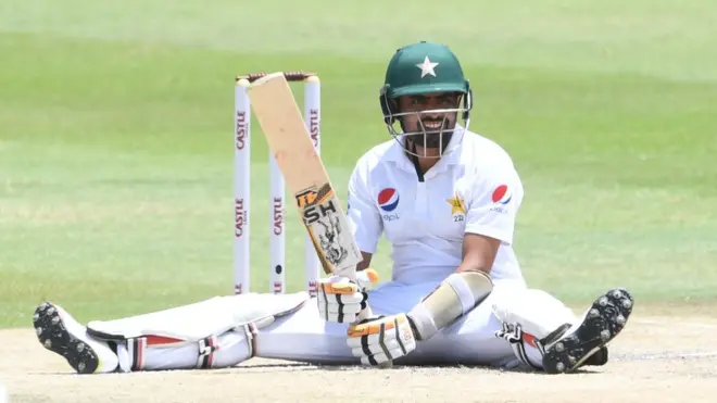 پاکستان کی پہلی اننگز میں کپتان سرفراز احمد نے 50 جبکہ بابر اعظم نے 49 رنز بنائے۔