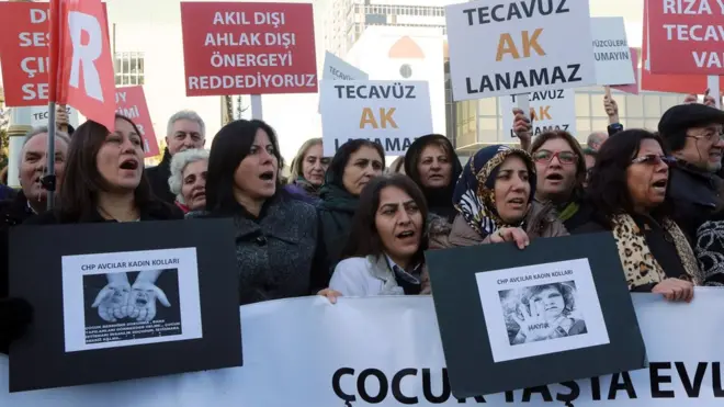 Unjuk rasa marak menentang RUU yang menurut para pegiat sebagai 'pengesahan atas pemerkosaan'.