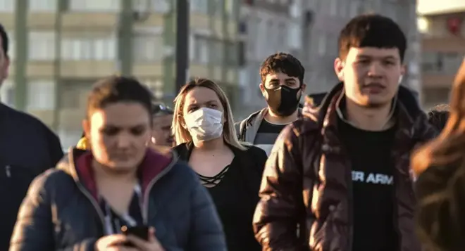 İstanbul'da sokakta yürüyenler