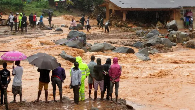 Authorities still dey comot dozens of bodies from where the mudslide happen.