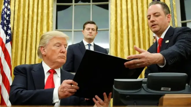 El jefe de personal de la Casa Blanca, Reince Priebus (der.) dijo que las noticias sobre la asistencia a la posesión de Donald Trump era un intento de "deslegitimar este presidente".