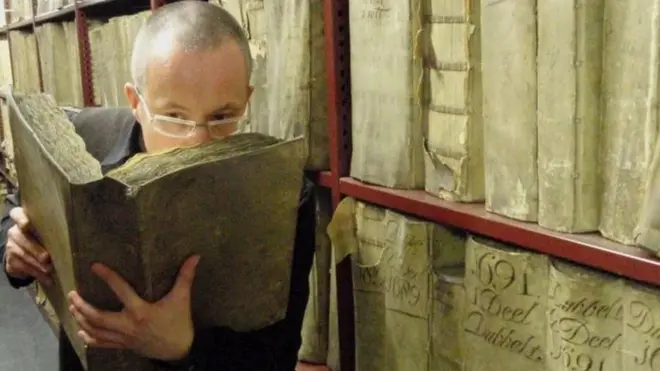 البروفيسور ماتيجا ستراليتش يشم كتابا تاريخيا في الأرشيف الوطني الهولندي