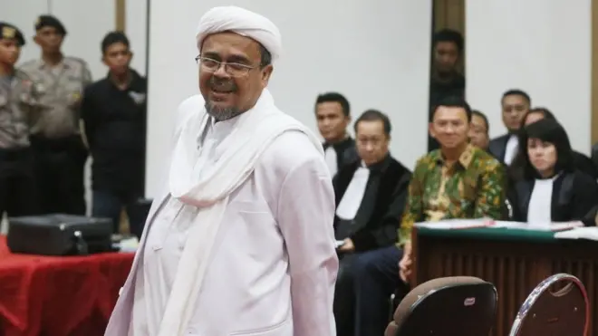 Rizzieq Shihab memimpin gelombang massa menuntut proses hukum dan pemidanaan Ahok, namun dikritik karena tak memenuhi panggilan polisi terkait proses hukumnya sendiri.