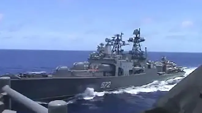 Снимок российского БПК, сделанный с борта американского крейсера