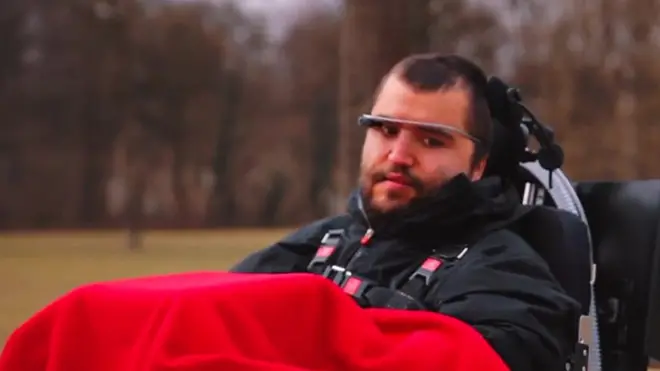 كراسي متحركة يتم التحكم بها عبر حركة الرأس