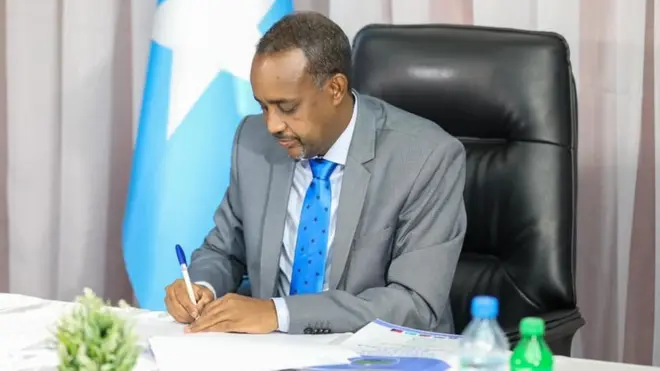 Ra'iisul Wasaare Rooble oo saxiixayay heshiiska cusub ee habraaca doorashada.