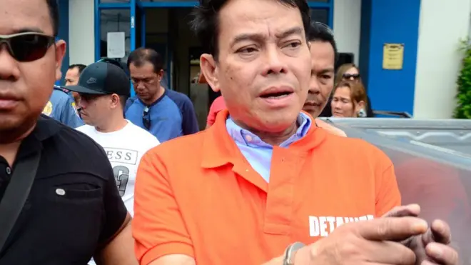 Rolando Espinosa, thị trưởng của thị trấn Albuera, đã nổ súng vào các sĩ quan đang khám xét vũ khí trước khi bị hạ, theo cảnh sát Philippines.