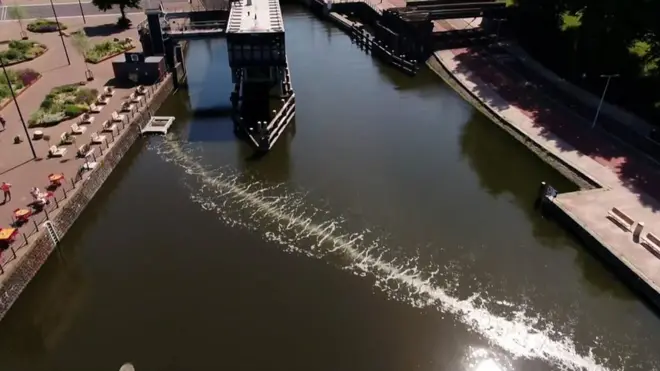 '그레이트 버블 배리어'의 거품 장막