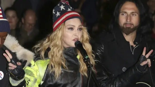 مادونا أدت عرضا فنيا دعما لكلينتون في نيويورك، ليلة الإثنين