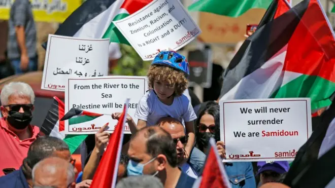 فلسطينيون يتظاهرون في مدينة رام الله بالضفة الغربية المحتلة تضامنا مع غزة