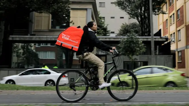 Seiring kebutuhan tenaga kerja di perusahaan rintisan berbasis teknologi, persoalan imigrasi dan upah perkerja lokal mencuat di Kolombia.