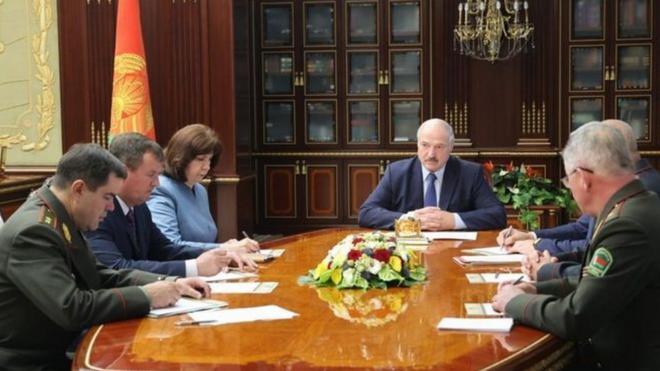 ترأس الرئيس لوكاشينكو (وسط) اجتماعاً أمنياً عاجلاً