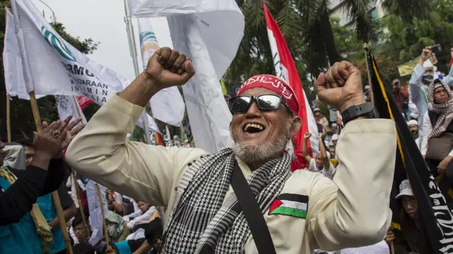 Anggota kelompok Islam merayakan putusan vonis penjara dua tahun terhadap Gubernur DKI Jakarta Basuki Tjahaja Purnama.