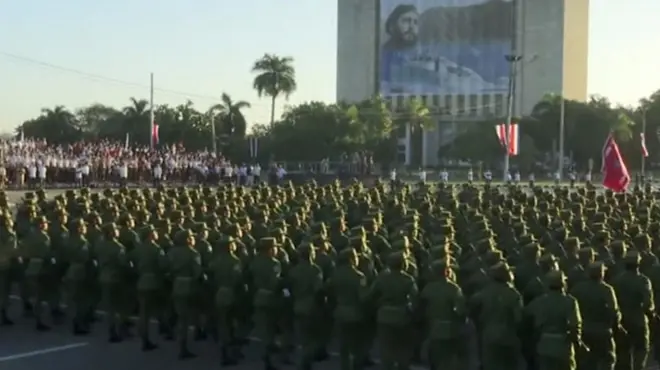 У Гавані Рауль Кастро приймав парад на честь свого брата лідера країни Фіделя Кастро, який помер понад місяць тому.