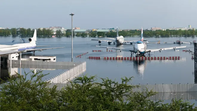 Hujan deras dan peningkatan air laut menyebabkan banjir di bandara Don Mueang, Bangkok tahun 2011.
