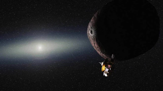 ภาพจากฝีมือศิลปินแสดงให้เห็นยาน New Horizons เข้าใกล้วัตถุที่คล้ายดาวพลูโตในแถบไคเปอร์อันห่างไกลของระบบสุริยะ