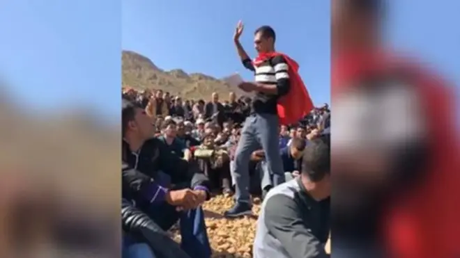 آلاف المغاربة يتحلقون حول شاب زعم أنه سيستخرج لهم كنزا ينتشلهم جميعا من الفقر.