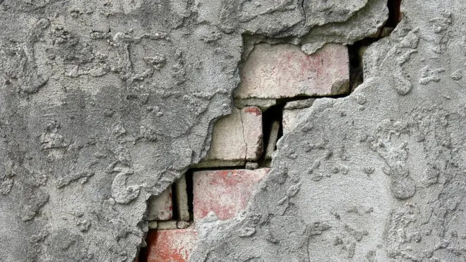 No importa el largo de la rajadura, pero si su ancho es mayor a 8 milímetros el bio-concreto se muestra ineficaz.