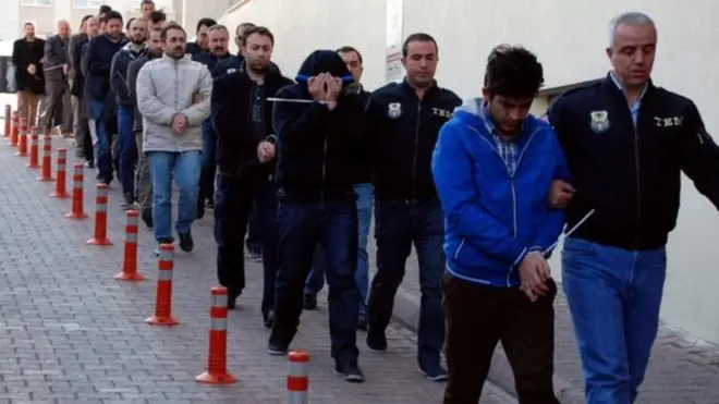 ترک حکام کے مطابق پولیس کو ابھی مزید 2200 افراد کی تلاش ہے جن میں سے اکثریت کا تعلق ترک پولیس فورس ہی ہے