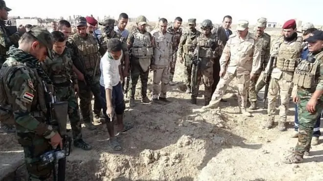 Aparat keamanan Irak meninjau lokasi yang diyakini senagai kuburan massal.