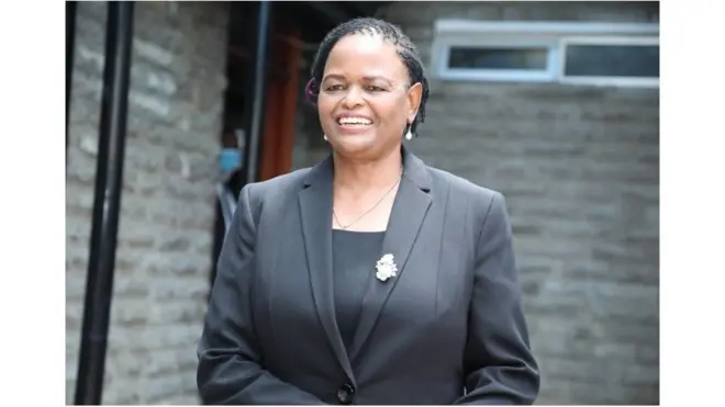 Alianzisha Ofisi yake ya huduma za uanasheria 1988