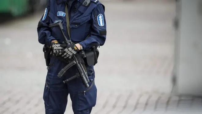 Вооруженный полицейский