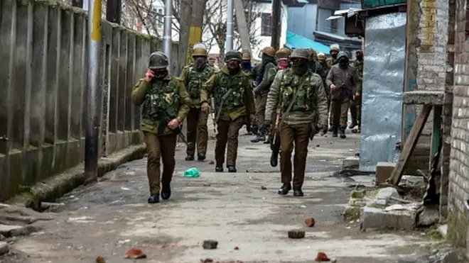 కశ్మీర్లో భద్రతాబలగాలు