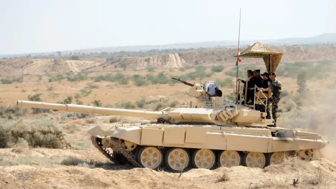 Индия - крупнейший покупатель российского оружия, такого как танки Т-90, но она уже старается диверсифицировать его поставки