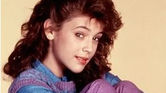 La actriz Alyssa Milano posteó el hashtag con una foto de cuando tenía 14 años.