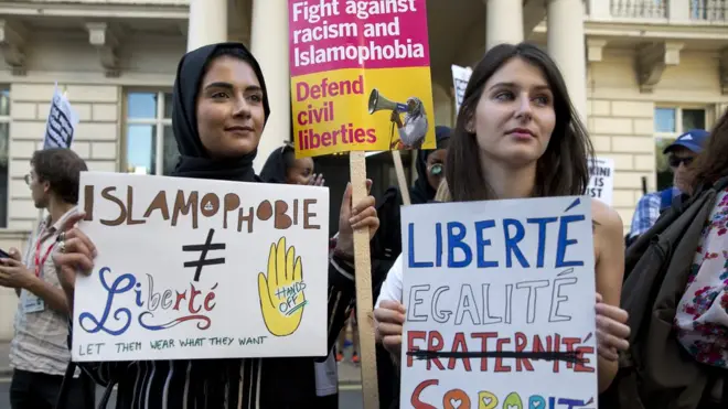 کمیشن کی رپورٹ کے مطابق مسلمان نوجوان یہ محسوس کرتے ہیں کہ انھیں شک کی نگاہ سے دیکھا جاتا ہے