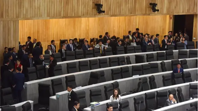 แม้ฝ่ายค้านขอวอล์กเอาต์เป็นครั้งที่ 3 แต่มี ส.ส. ฝ่ายค้านนับสิบคนที่ "แหกมติ" และเลือกอยู่เป็นองค์ประชุมให้รัฐบาล