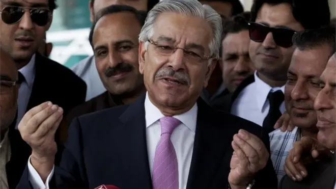 جمعرات کے روز سینیٹ کے اجلاس میں یہ ترمیمی بل وزیرِ دفاع خواجہ محمد آصف کی جانب سے وزیرِ مملکت برائے داخلہ محمد بلیغ الرحمن نے پیش کیا۔