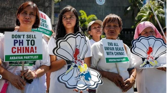 菲律宾公众举行抗议，反对与中国达成交易。