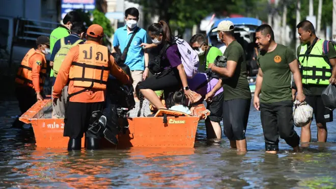 คนขึ้นเรือในน้ำท่วม