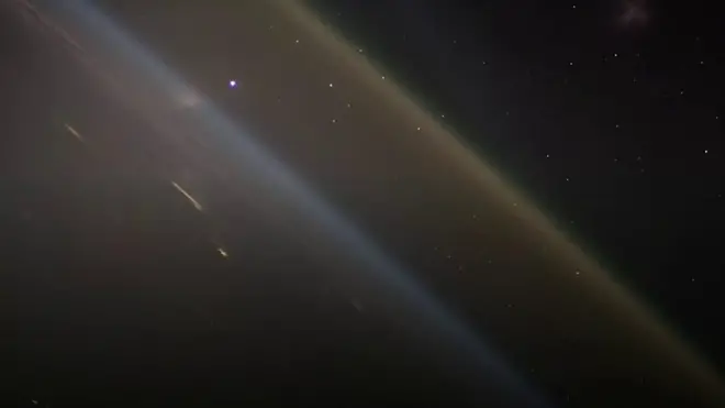 رائد فضاء روسي يصور لحظة إطلاق مركبة شحن فضائية روسية. وصور رائد الفضاء المركبة وهي تغادر الأرض من محطة الفضاء الدولية، في مشهد من زاوية قد لم يعتد علىيها الكثيرون.