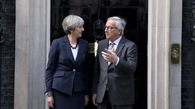 На публике Тереза Мэй и Жан-Клод Юнкер производят впечатление добрых друзей. Но идти на уступки друг друг не собираются