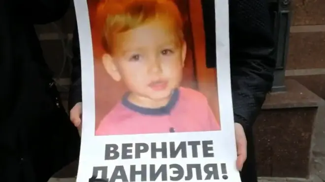 Українка Анастасія Могенсен заявляє, що її дворічного сина Даніеля викрали і утримують у посольстві Данії у Києві