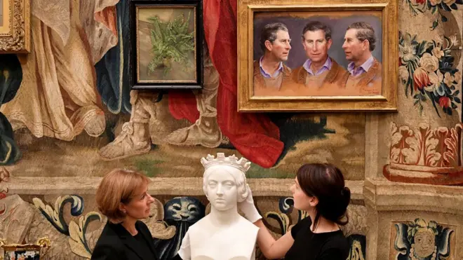 Тройной портрет моложавого принца взирает на свою грозную прародительницу - королеву Викторию в молодости