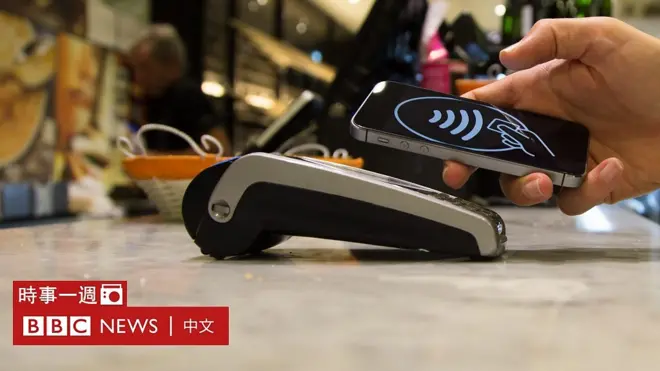 一家麵包店內顧客用手機付款（資料圖片）