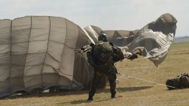 британський військовий парашут